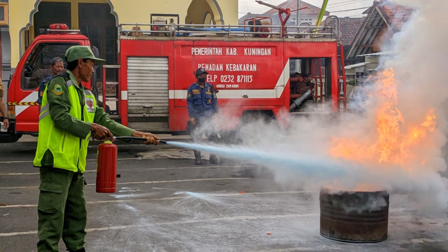 Aksi Heroik Linmas dan Semangat Gotong Royong Warga Padamkan Kebakaran di Desa Mancagar
