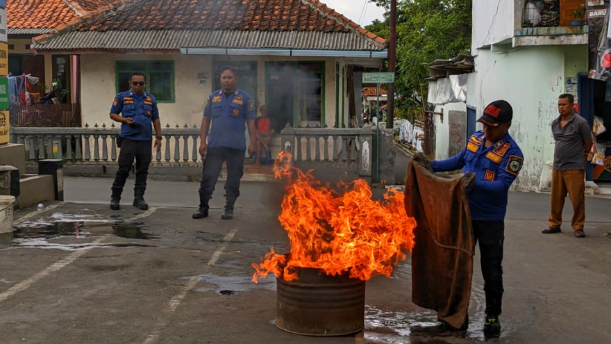 Edukasi Pencegahan Kebakaran, Damkar Kuningan Ajak Warga Desa Mancagar Siaga Bencana